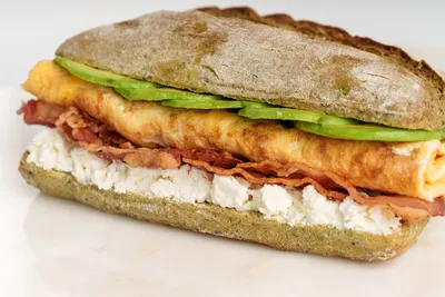 Ciabatta cu omletă și avocado