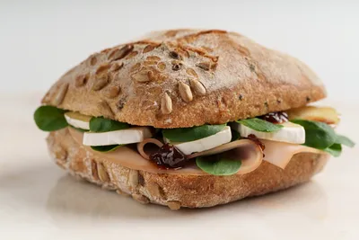 Ciabatta cu șuncă de curcan și Camembert