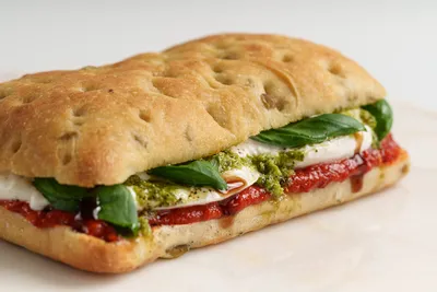 Focaccia cu Burrata și pastă de ardei dulce