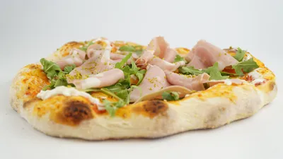 Pizza cu Mortadella și Fistic
