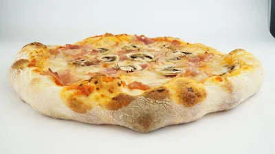 Pizza cu Prosciutto și Ciuperci