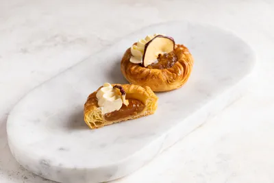 Danish cu cremă de vanilie și umplutură cu măr