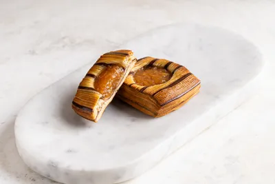 Danish cu umplutură de măr ras